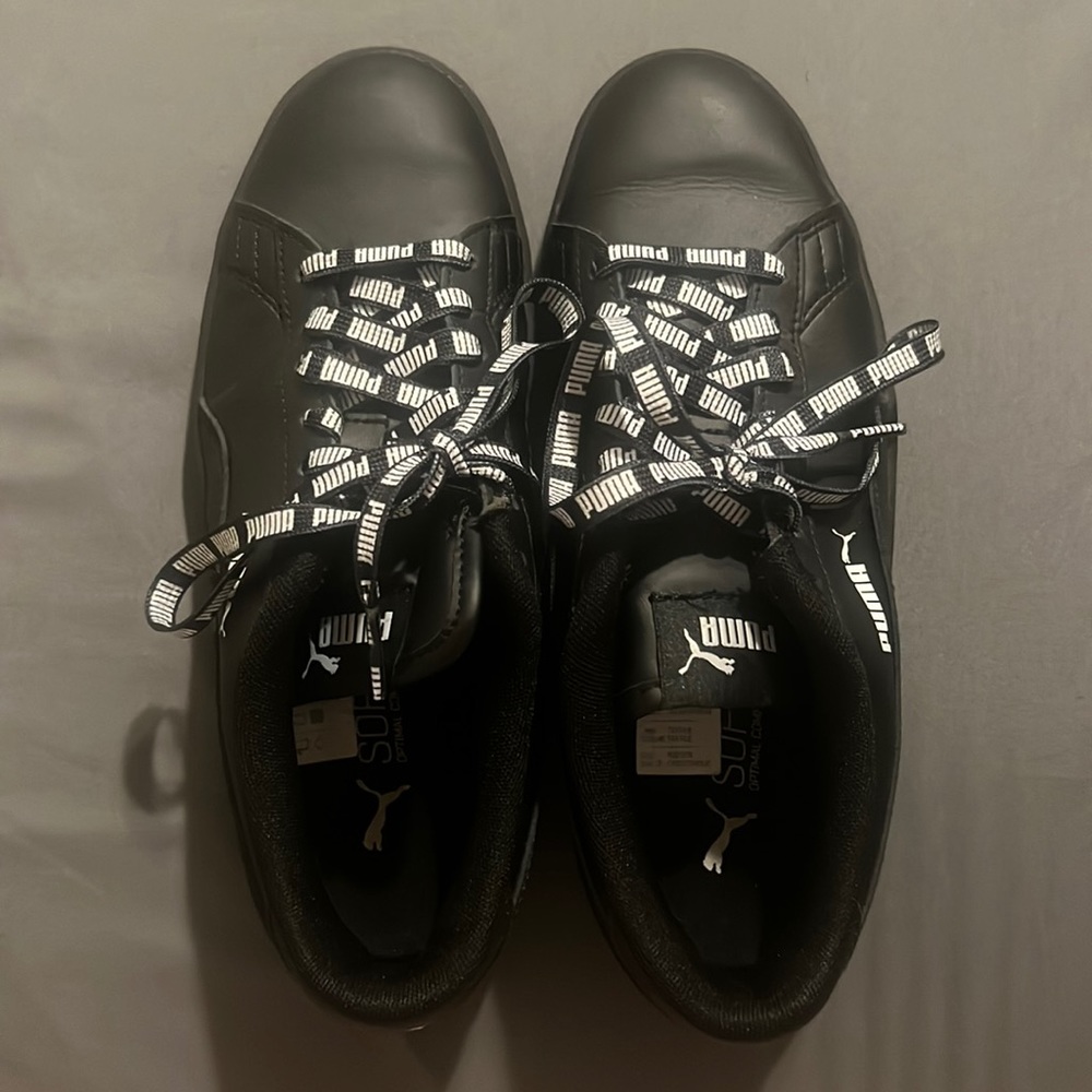 Women’s size 5 puma sneakers
